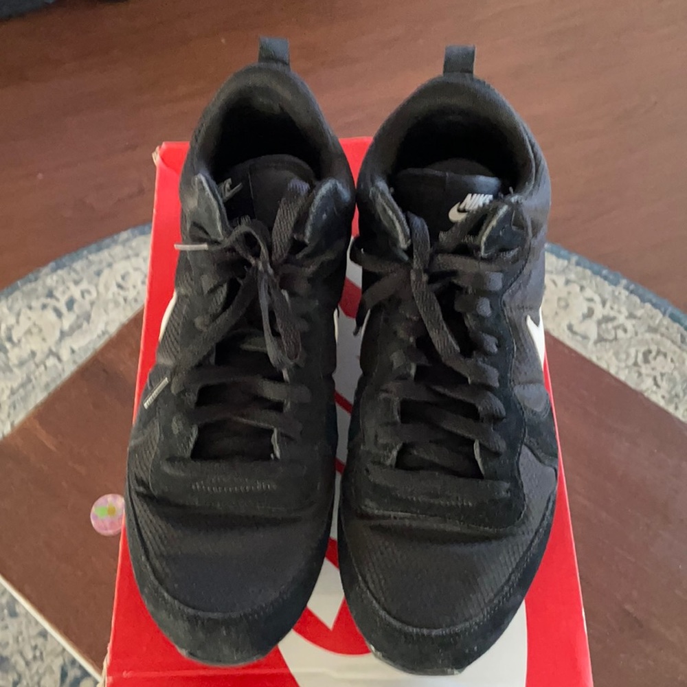 Nike internationalist MID